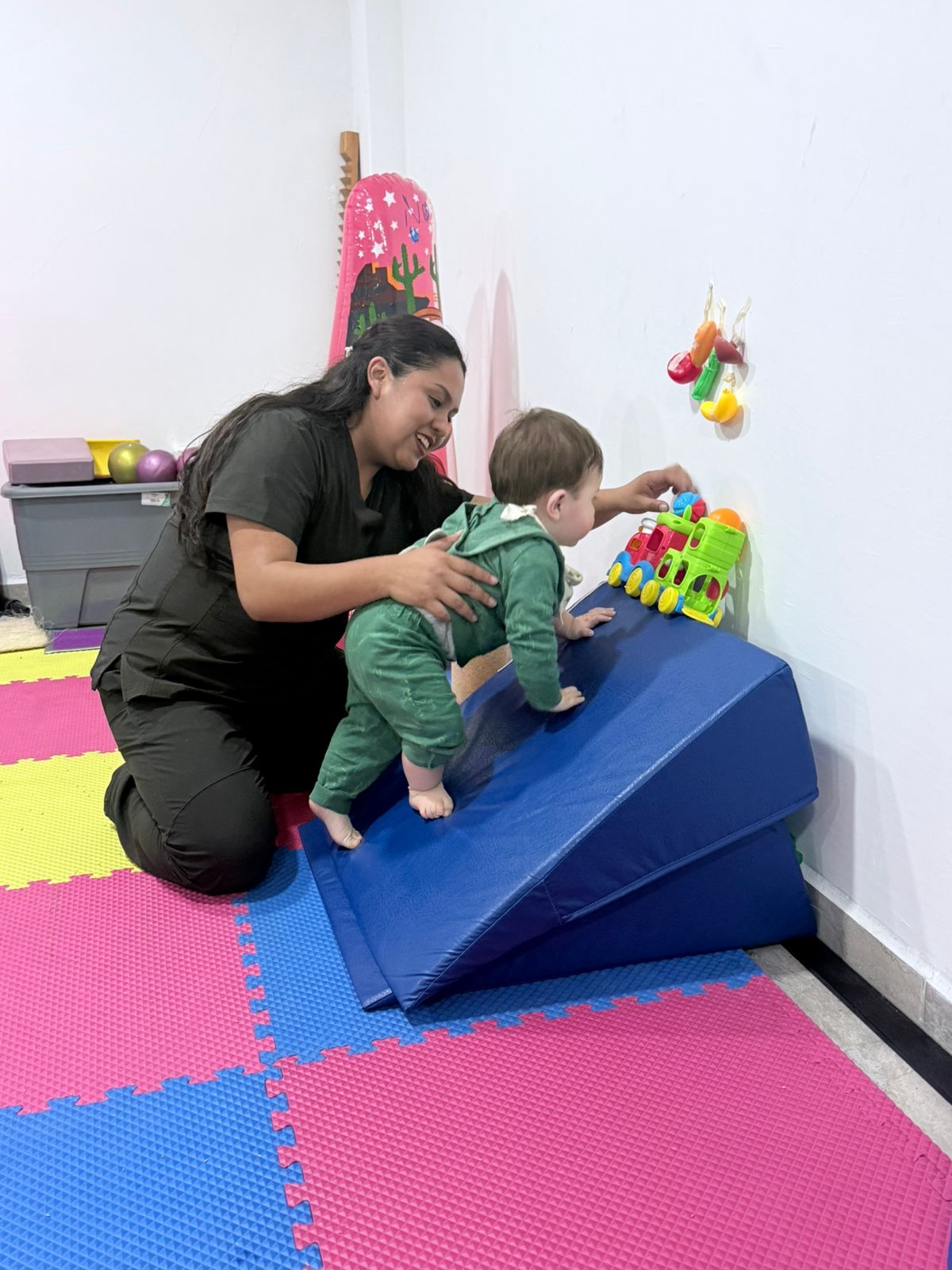 Fisioterapeuta realizando estimulación temprana en Cefire