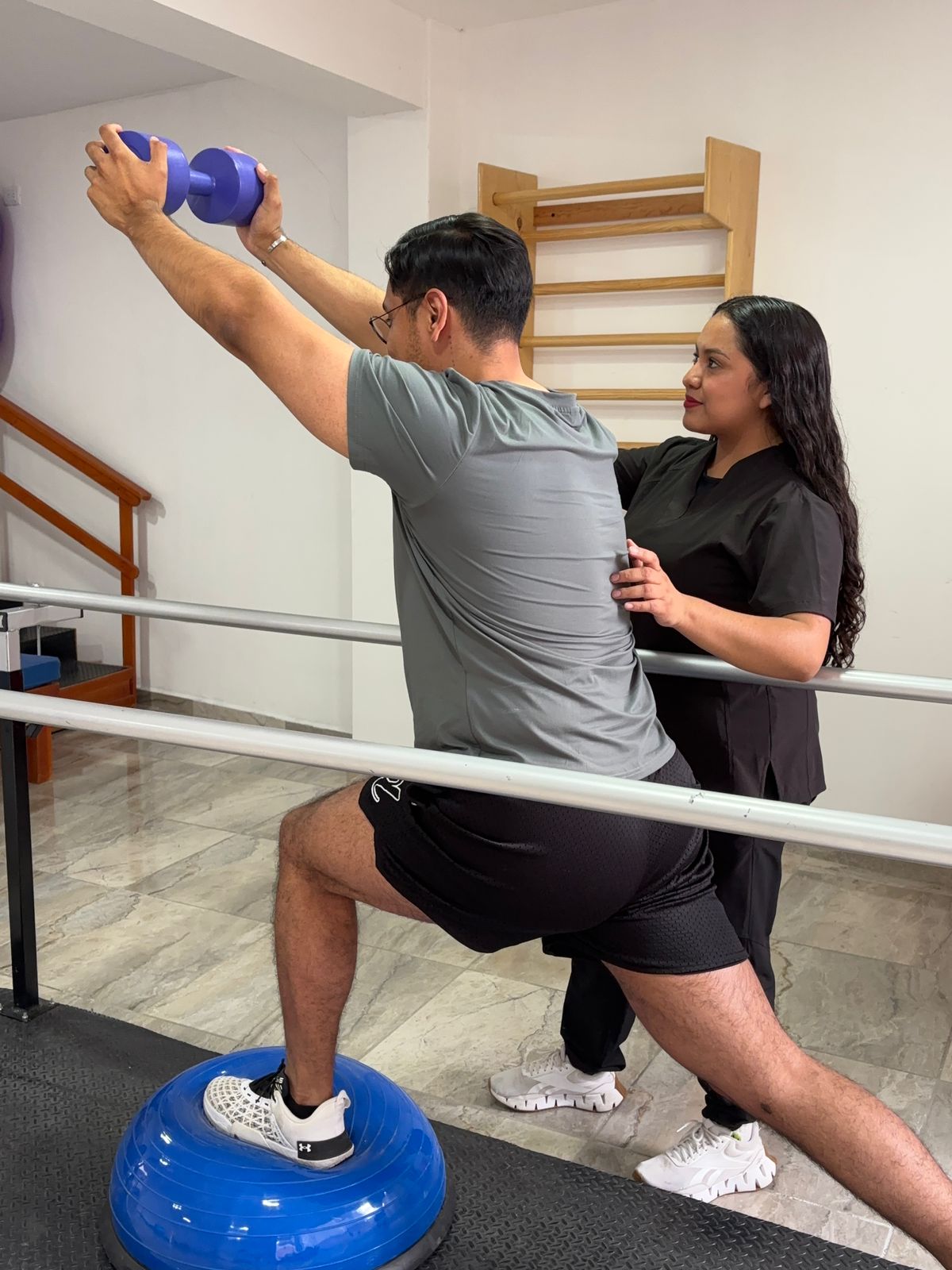 Fisioterapeuta realizando fisioterapia ortopédica en Cefire