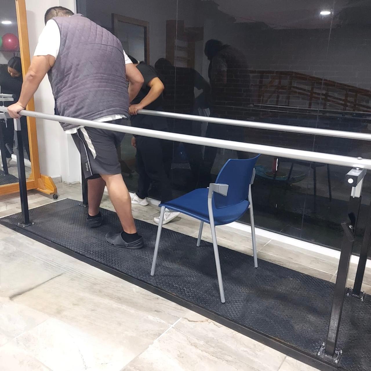 Fisioterapeuta realizando neurorehabilitación en Cefire