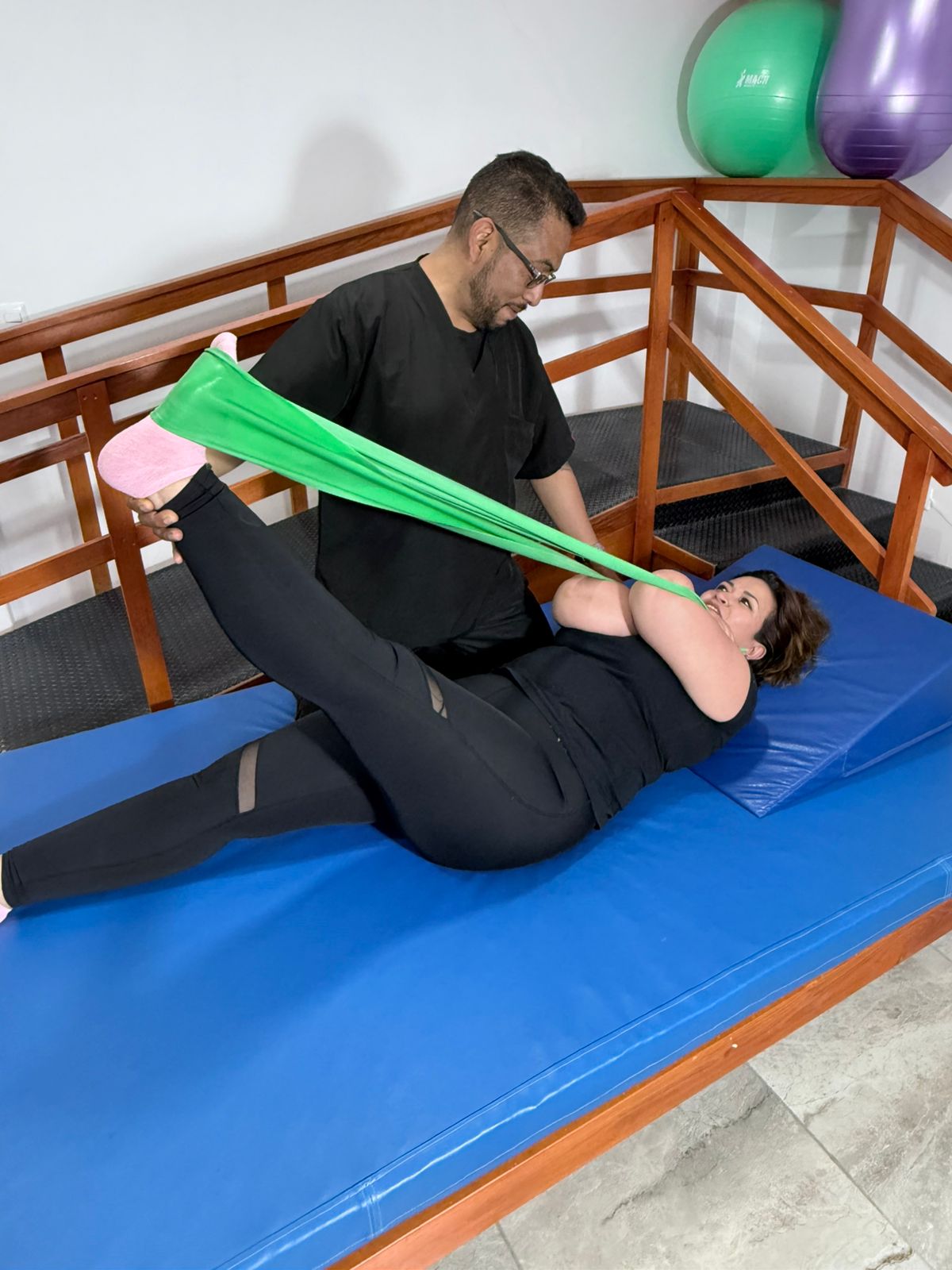 Fisioterapeuta realizando recuperación post fractura en Cefire