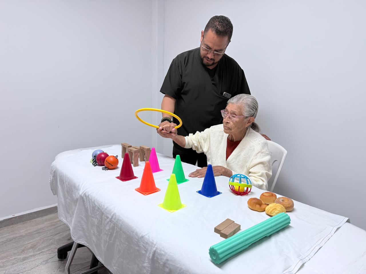 Fisioterapeuta realizando terapia ocupacional en Cefire